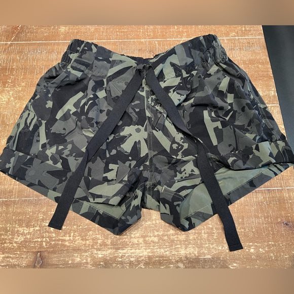 Lululemon Spring Break Away Short II - Picture 4 of 9